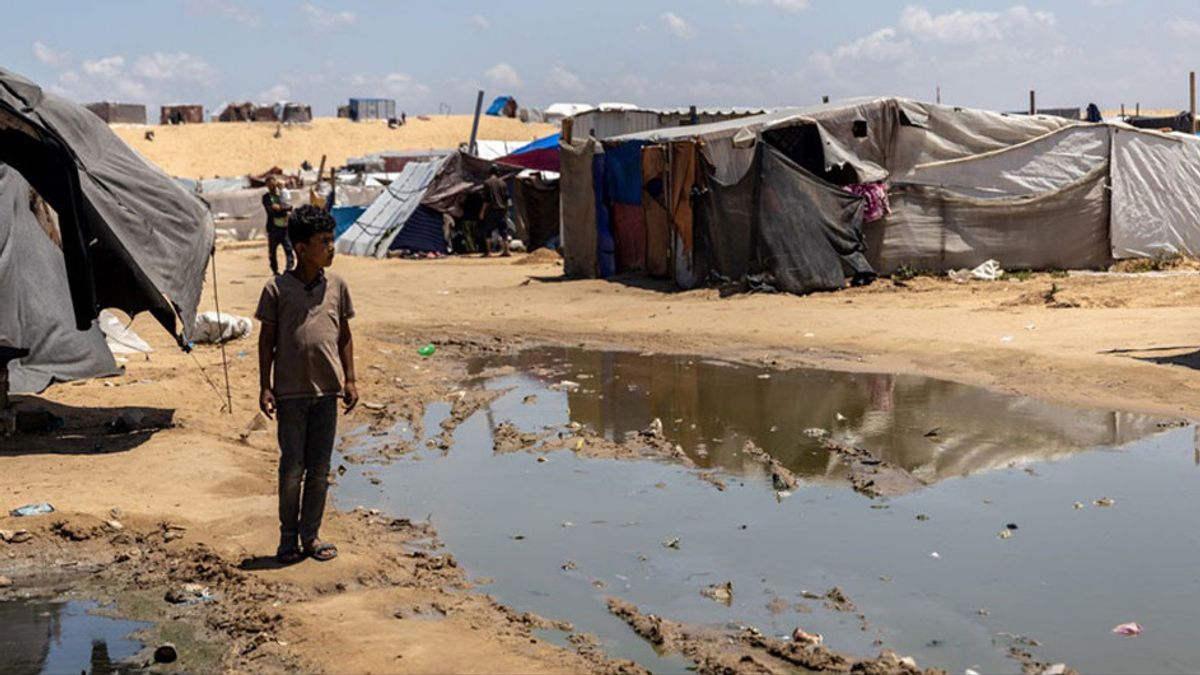 Heavy Rain Floods Abandoned Refugee Tents Of Gazans