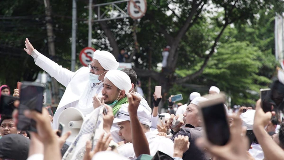 FPI Lawyers Appeal To Crowds Of Supporting Rizieq Shihab To Not Have To Go To Polda Metro Jaya