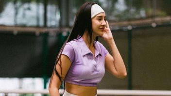 7 Portraits Of Anya Geraldine Playing Tennis, Getting Sexy Wearing All-Ungu Outfits