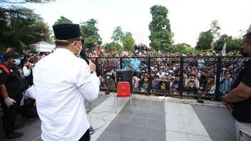 Le Maire De Surabaya Fait La Démonstration Par Les Résidents Madures Du Blocage De Suramadu, Eri Cahyadi Continue à Khofifah