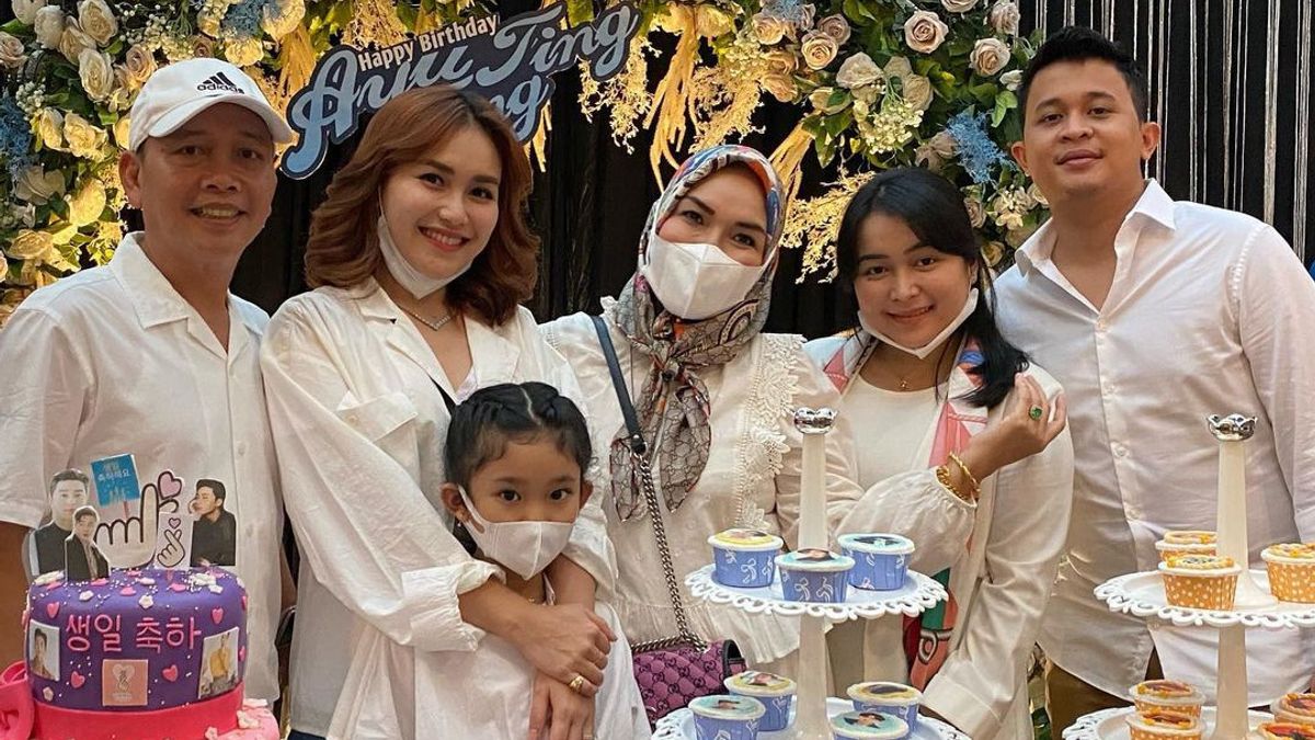 Ayu Ting Ting's Father Shows Off So Many Gold Ring Bracelets, Netizens: Like A Mom In A Social-Gathering