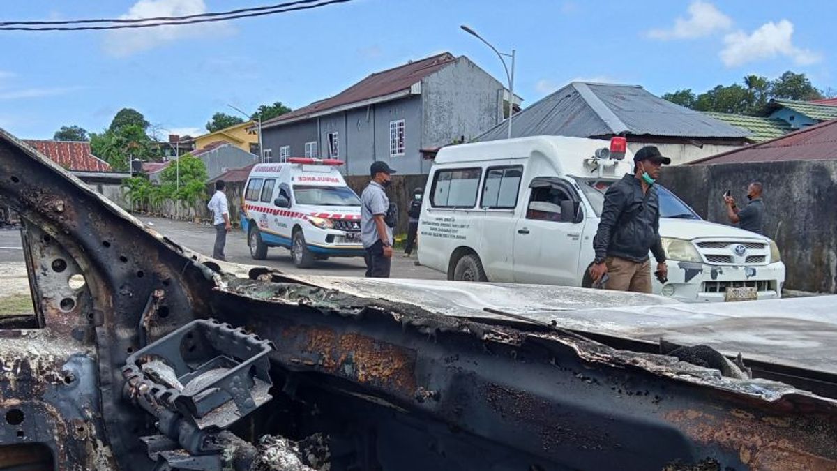 رئيس الشرطة يستعرض موقع اشتباكات مجموعتين جماعيتين أسفرت عن مقتل 18 شخصا في سورونج