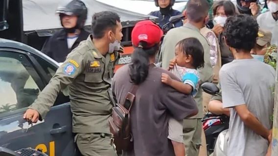 Satpol PP Lombok Tengah Tertibkan Juru Parkir Bandel Masih Kuasai Pasar Jelojok