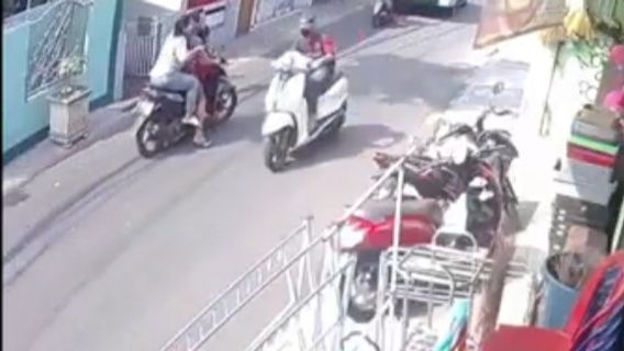 マトラマンの住民がピアジオバイクに乗った男性ジャンブレットの犠牲者