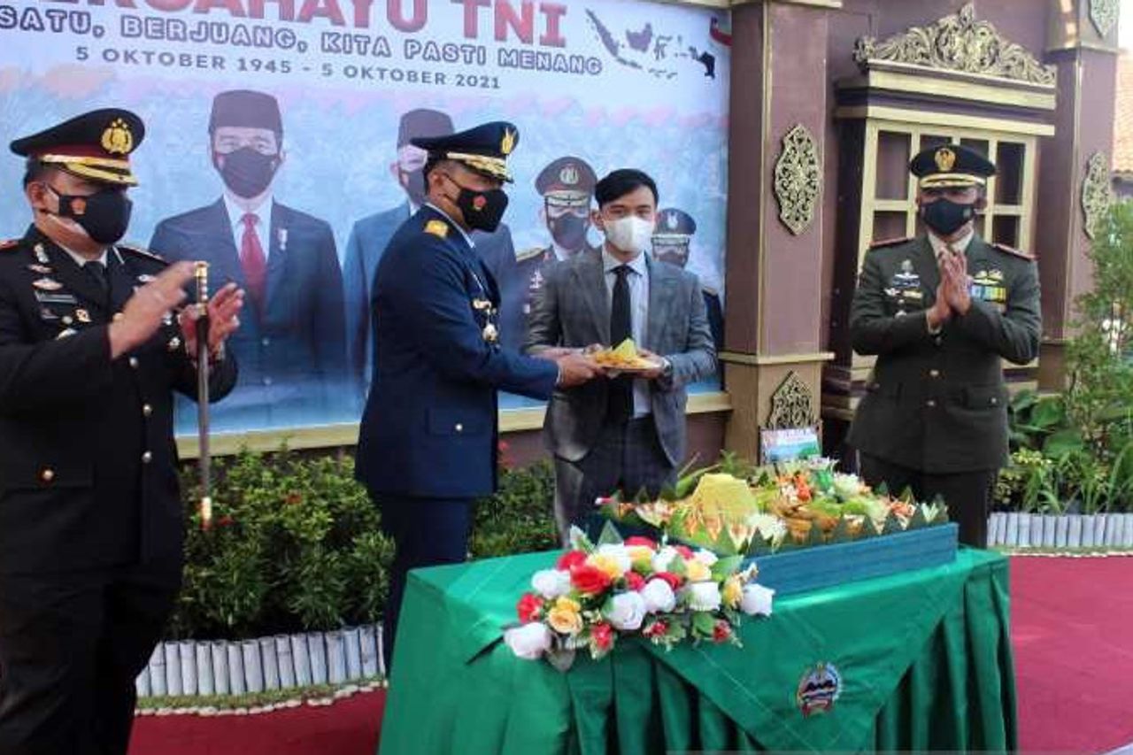 Solo Down To Level 2 PPKM, Gibran Rakabuming 'Lève Le Chapeau' Pour Le Travail Acharné De TNI Dans La Vaccination