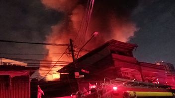 Kebakaran di Depan Kantor Pemkot Jakpus, Api Membesar Bikin Warga Semakin Panik