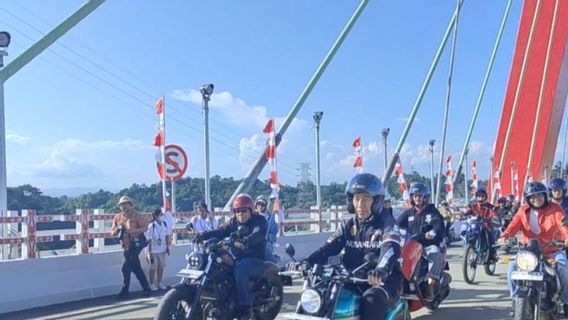 バラン島橋の開通後、ジョコウィバレンインフルエンサーはIKNに向かって有料道路でバイクに乗っています