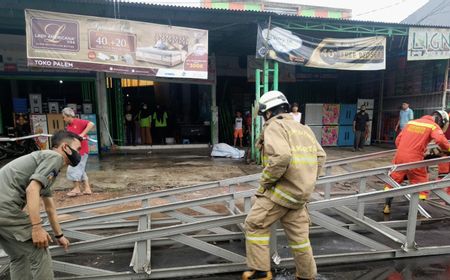 Atap Baja Ringan yang Terbang Tertiup Angin Dievakuasi Petugas Gabungan, Korban Ternyata Guru SMA 232