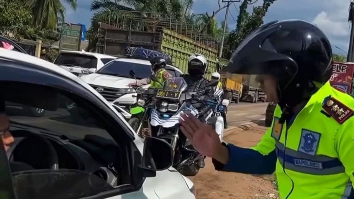 شرطة جنوب سومطرة الإقليمية تتنقل في اتجاه طريق بيتونغ تحسبا لسوء المعاملة في التدفق الخلفي