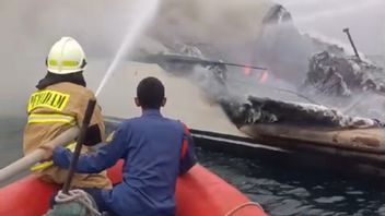 يشتبه في أن السفينة السياحية في جزر الألف تحترق بسبب أضرار المحرك