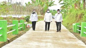 Bupati Bogor Cek Proyek Jalan ‘Satu Miliar Satu Desa’ di Caringin