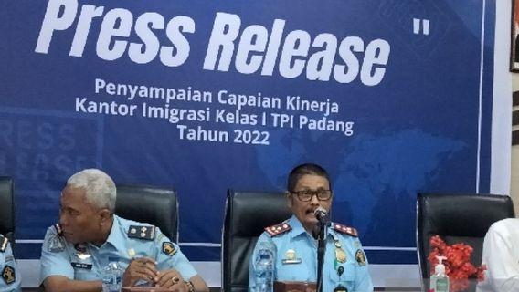 Imigrasi Padang Deportasi 16 WNA Sepanjang 2022