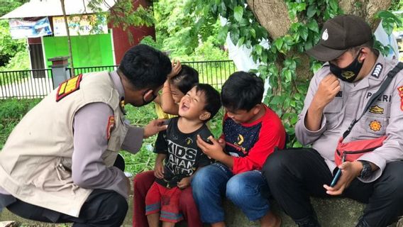 Kembalikan Tawa dan Kecerian Anak Korban Gempa, Polda Sulbar Turunkan Tim <i>Trauma Healing </i>