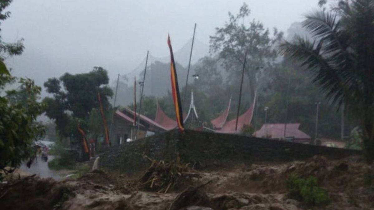 Des glissements de terrain et des crues dans l'Agam de Sumatra du Nord