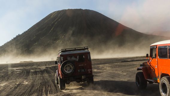 Wisatawan Tetap Datang Meski Aktivitas Gunung Bromo Meningkat