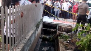 Mayat Pria Ditemukan Mengambang di Saluran Air Depan Pabrik di Pulogadung