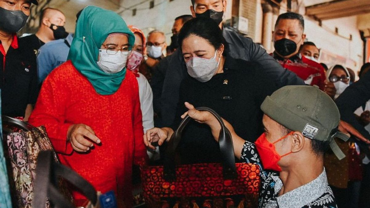 Puan Maharani Dapat Hadiah Tas Rajut dari Penyandang Disabilitas saat Berkunjung ke Pasar Tambakrejo Surabaya