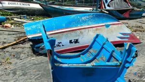 Les pêcheurs de la plage de Cianjur Sud sauvaient un bateau lorsqu’il arriverait aux hautes vagues