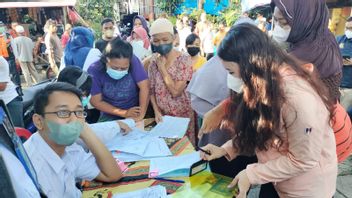 由于anies改变了街道的名称，从早上开始，数百名cipayung Jaktim居民在Dukcapil Urus Dokumen服务台排队。