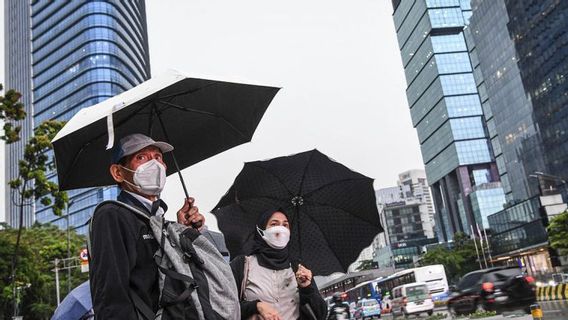 曇りの雨の朝、ジャカルタは日曜日の午後から午後に降ります