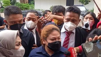 Penuhi Panggilan Polda Metro Jaya, Anak Nia Daniaty Mengaku Masih Sakit