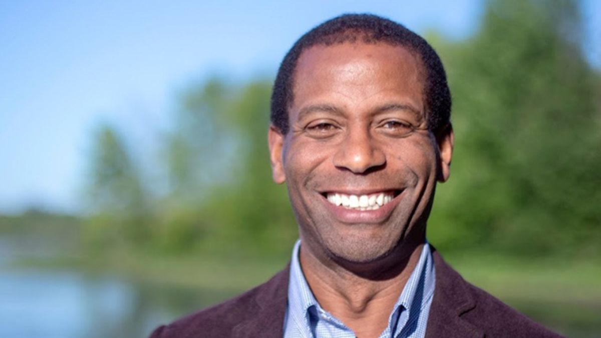 格雷格·弗格斯(Greg Fergus)当选为第一位黑人加拿大众议院议长