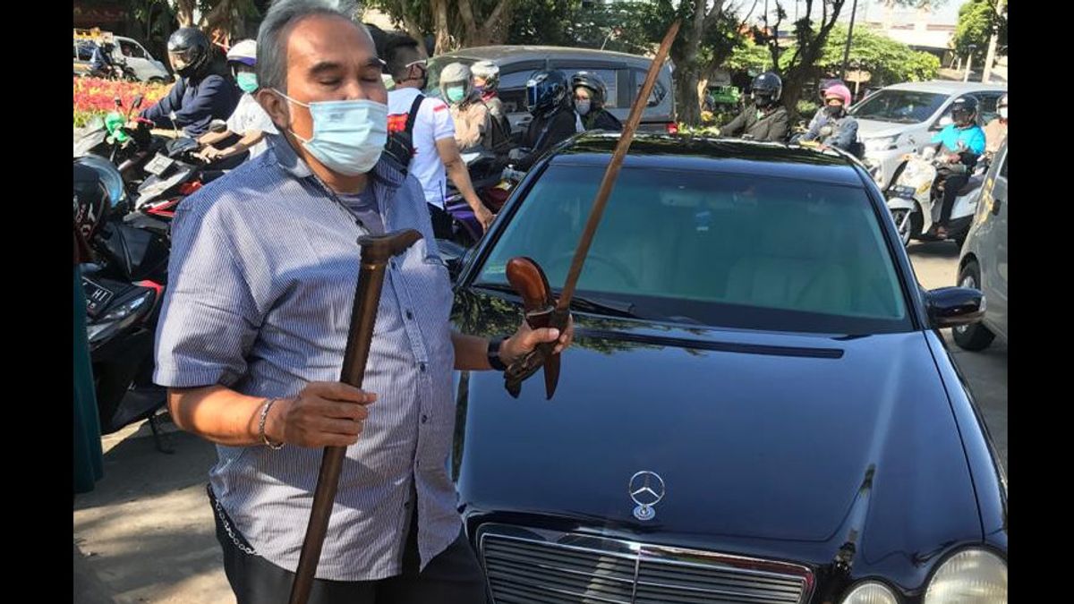 Parang-Badik Saisi Par La Police S’avère être L’avocat De Rizieq Shihab, La Raison De Couper Mango-cable