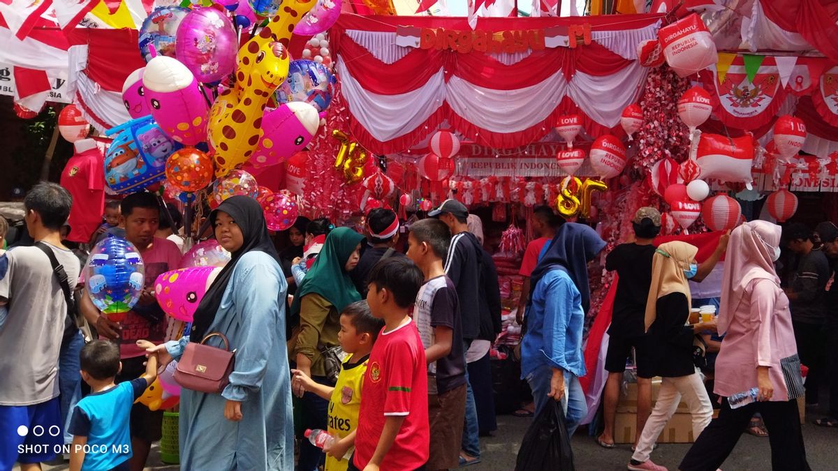 Euforia Warga Jakarta Memburu Pernak-pernik Bendera Merah Putih di Pasar Mester Jatinegera