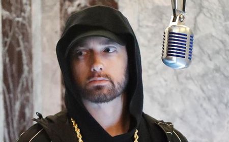 Lewat Album Barunya, Eminem Minta Maaf kepada Rihanna