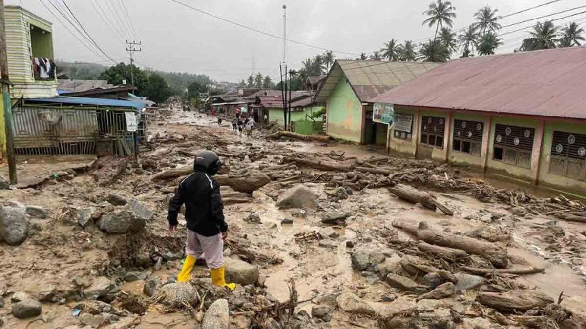 باندا ACEH - 4 مدارس تضررت بشدة بسبب الفيضانات المفاجئة في جنوب آتشيه ، وتنتهي عملية التعليم والتعلم Total