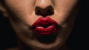 7 Warna Lipstik yang Membuat Wajah Cerah, Cocok untuk Kulit Sawo Matang