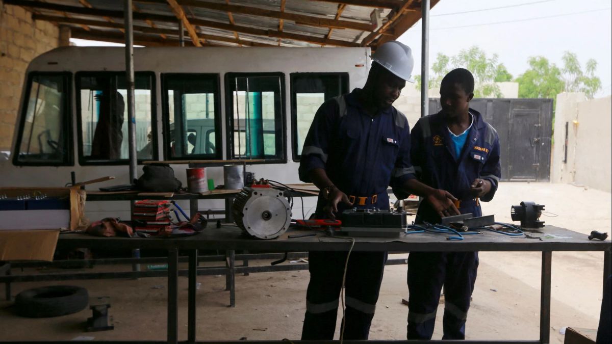 ナイジェリアの学校中退者がアフリカで初めて太陽電池駆動のバスを製造