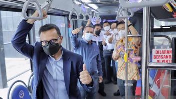 Bogor City Angkot Chauffeurs Formés Pour Transporter Trans Pakuan, Plus De Passe-temps Des Passagers En Attente