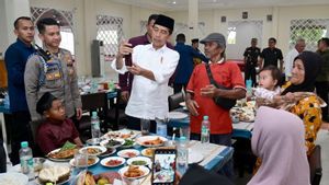 Jokowi는 Kampar Riau 주민들을 점심 식사에 초대합니다: 그들은 어떻게 먹나요? 왜 끝나지 않나요?
