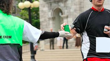 Kurangi Sampah Plastik, Botol Minum Edisi Khusus Bakal Temani Pelari Maybank Marathon 2025