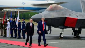 Trump Sambut Putin di Karpet Merah, Berfoto Diapit Jet Tempur AS F-22