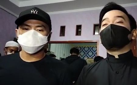 Orang Baik, Sahabat Artis Tak Henti Berdatangan Melayat Sapri Pantun