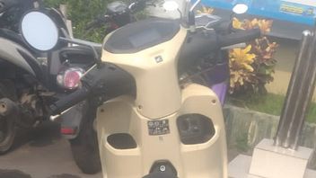 Gagnant de ne pas voler une Honda Stylo appartenant à un visiteur de Hajatan, un voleur armé de 5 BB Airsoft Gun est battu par les habitants de Cilincing