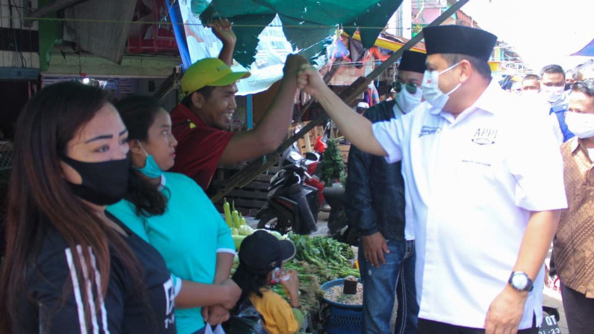 Appi يرافقه Giring السابق Nidji Blusukan لتحية تجار سوق بانامابو في ماكاسار