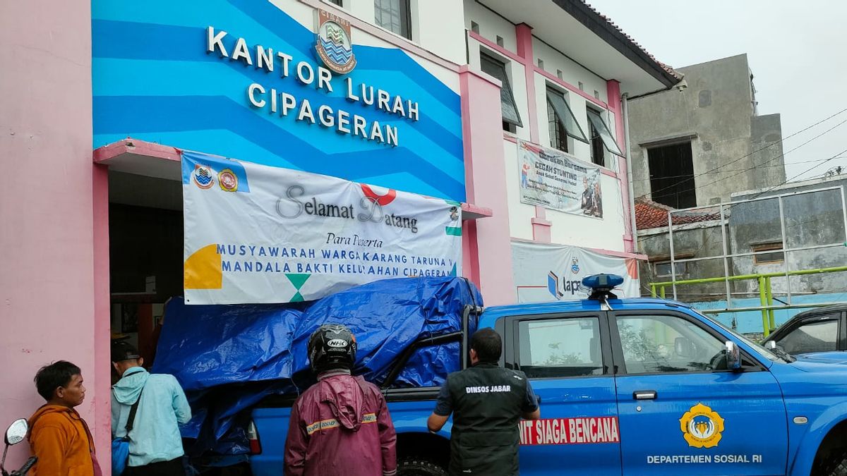 Residents Affected By The Cimahi Flash Flood Get Logistics Assistance