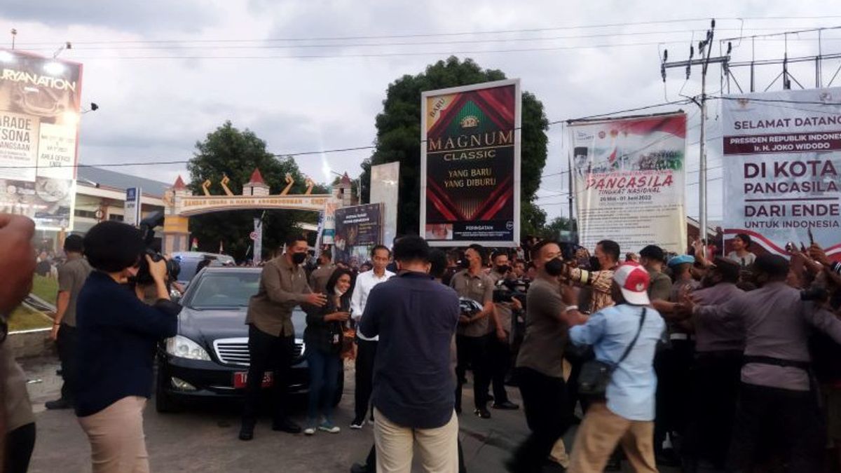 Welcomed At Ende NTT, Jokowi Gets Down The Car 2 Times Selfie With Residents