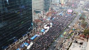 Unjuk Rasa Tandingan atas Pemakzulan Presiden Korea Selatan Yoon Diadakan di Seoul