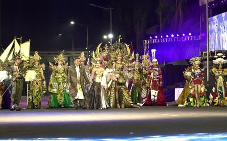 22 Artwear Produk UMKM Pupuk Indonesia Grup Tampil di Jember Fashion Carnaval 2024