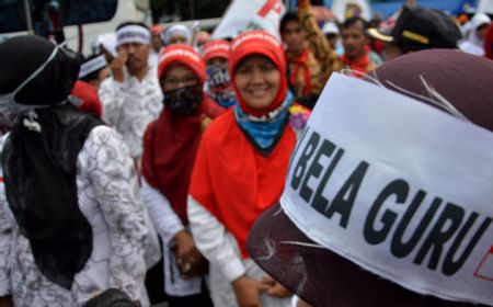 Nelangsa Guru Honorer, Gaji Kecil dan Ancaman PHK Besar-Besaran