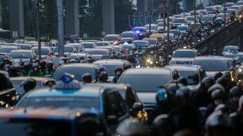 ジャカルタの渋滞に対処するための労働時間ポリシーを待つメトロ警察