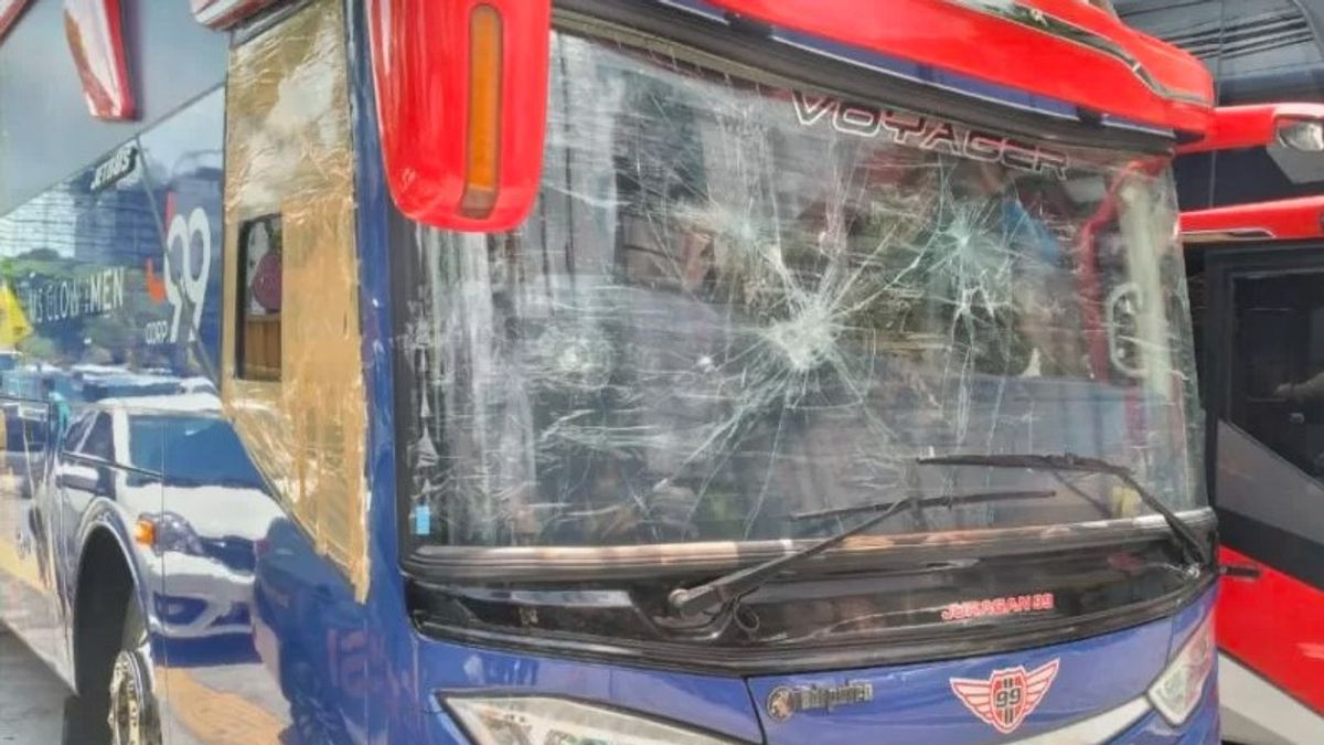 Warta Yogyakarta: Polisi Menangkap Pelaku Perusakan Bus Arema FC Di Yogyakarta