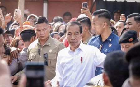 Jelang Pensiun, Jumat Pagi Jokowi Blusukan ke Pasar Dukuh Surabaya Cek Harga Sembako