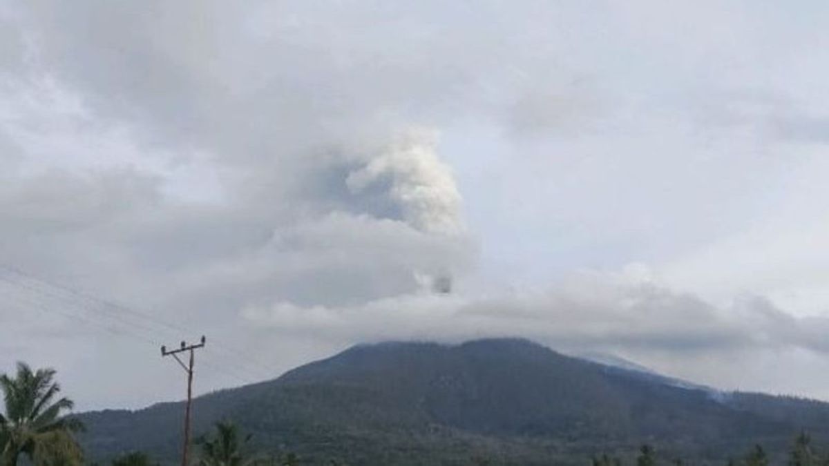 in volcanik, mont Lewotobi, éruption mâle, montée d'Abu volcanik jusqu'à 1 300 mètres