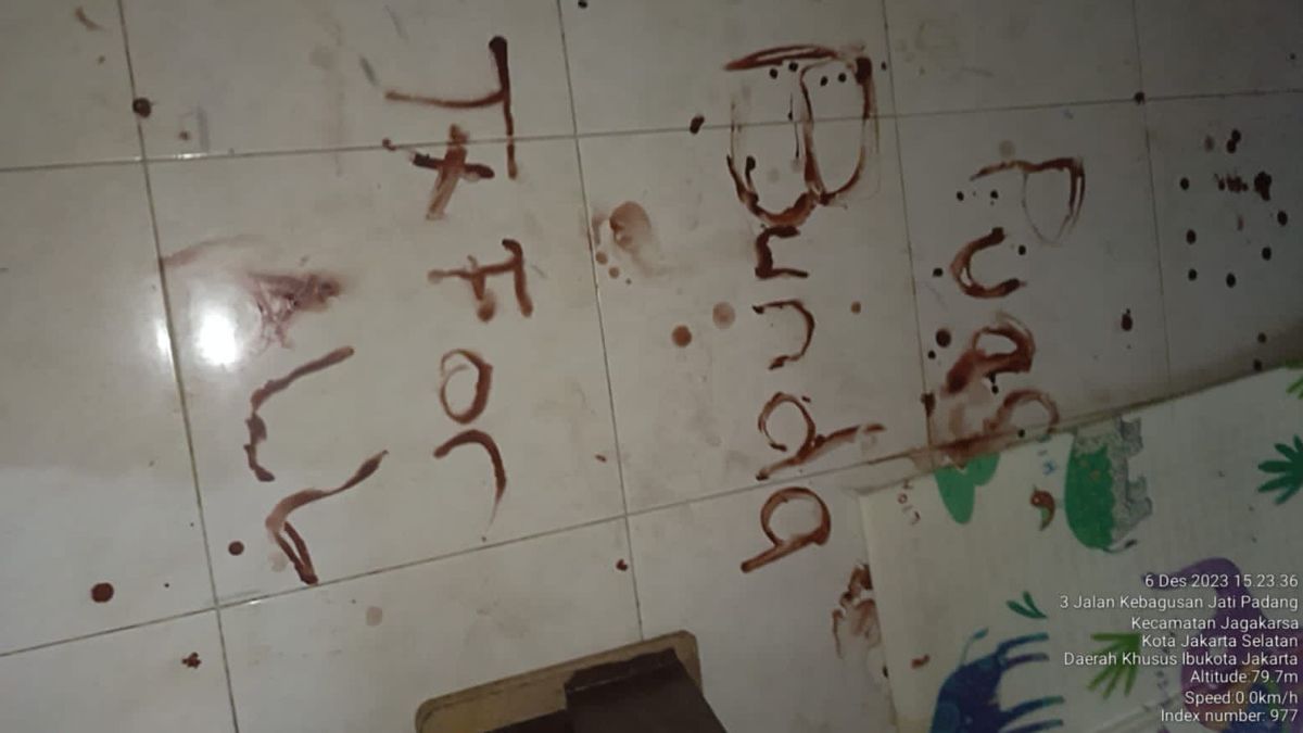 家中发现了Jagakarsa的4具儿童尸体,一如既往,一楼有血写信息