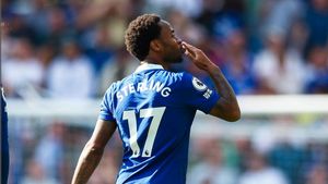 Raheem Sterling 2 Gol, Chelsea Kalahkan Leicester City dengan 10 Pemain